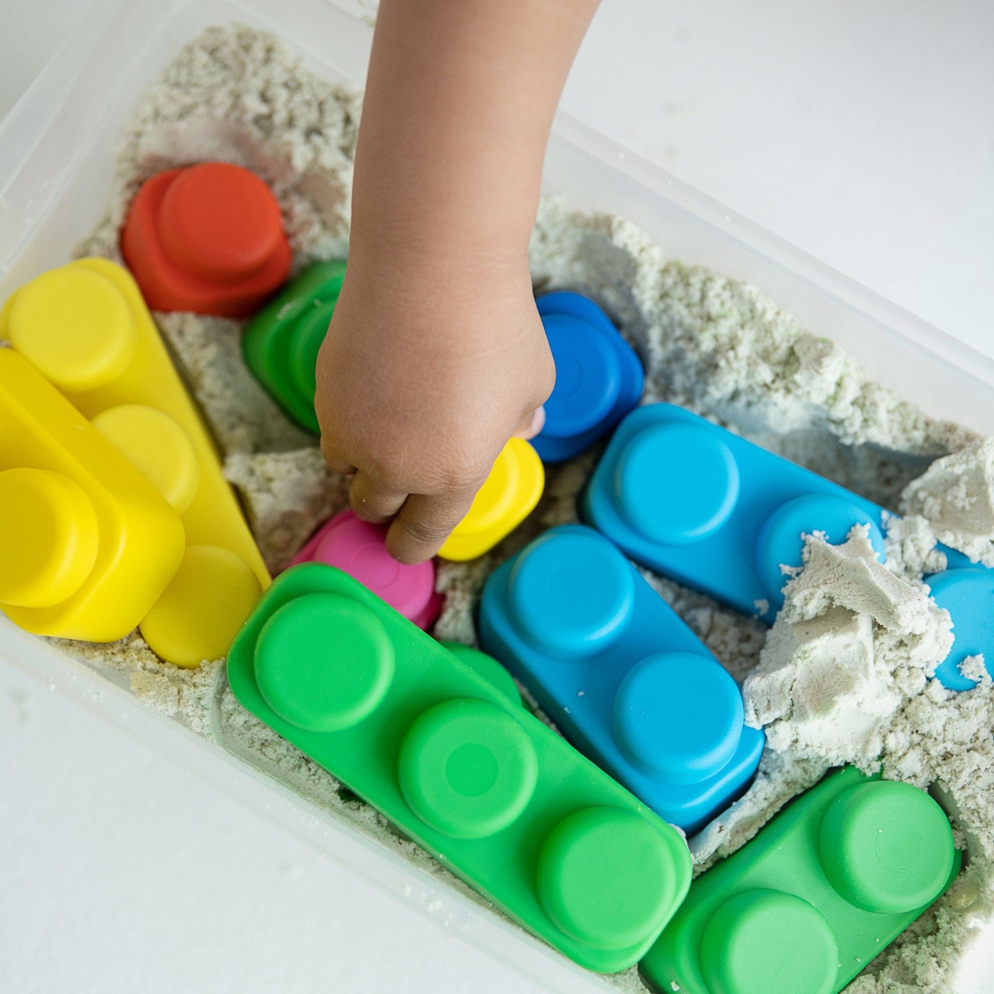 Baby playing with soft sensory blocks Cyprus μωρό παιχνίδι αισθητηριακό